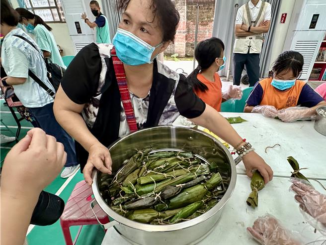 太魯閣族獵人早期打獵時攜帶「便當－香蕉飯」，部落阿嬤加熱蒸熟。（王志偉攝）