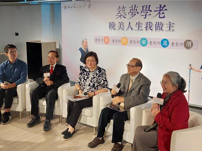 新北市社会局今（23）日举办「筑梦学老-新五老运动、揪家庭社区一起幸福老」记者会，社会局长李美珍（中）出席强调「心那无老，人就不老！」。（陈慰慈摄）