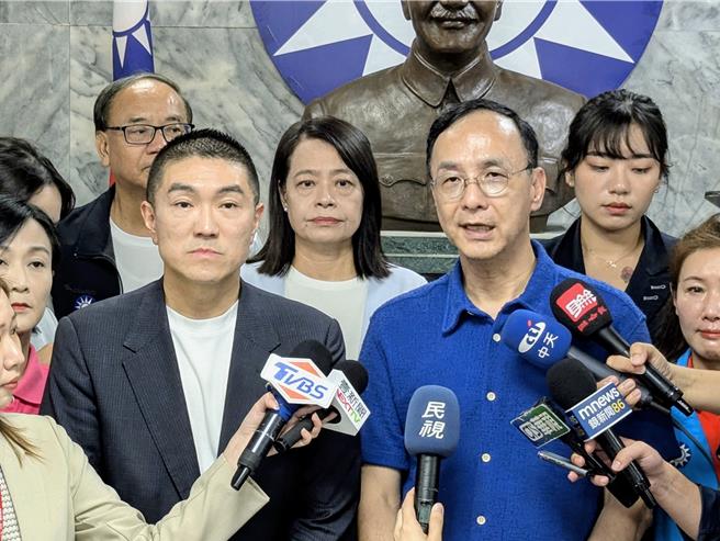 国民党主席朱立伦（右）23日下午赴基隆力挺基隆市长谢国梁（左），并指出希望用和、善、爱，共同面对台湾的政治纷争。（张志康摄）