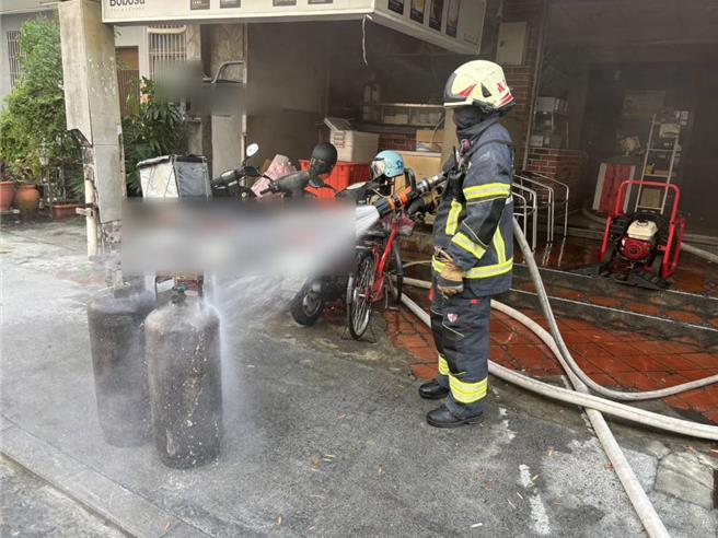高雄一心路一家鸡肉店疑因员工换瓦斯不慎引发气爆，瓦斯桶起火燃烧，消防队赶到出水灭火。（民眾提供／郭良杰高雄传真）