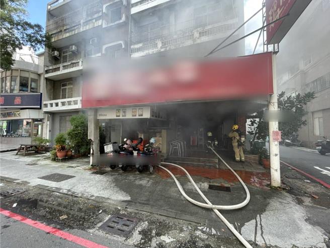 鸡肉饭店疑因换瓦斯不慎引发气爆起火，扑灭火势后消防员进入勘查火场。（民眾提供／郭良杰高雄传真）