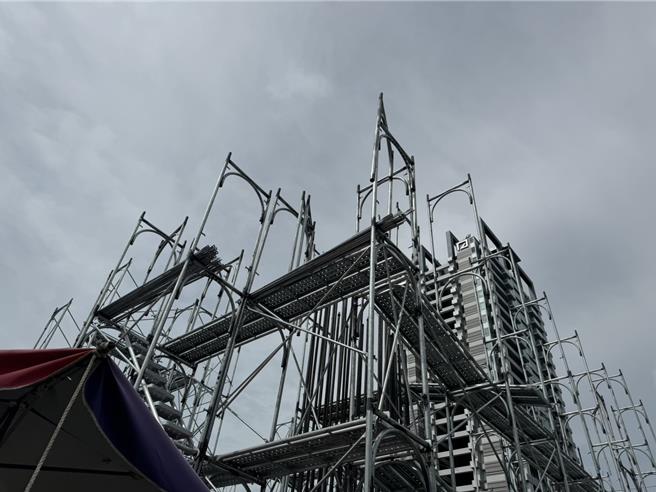 台中市西屯区23日发生工安意外，洪姓工人从5公尺鹰架踩空坠落，当场失去意识送医。(民眾提供)