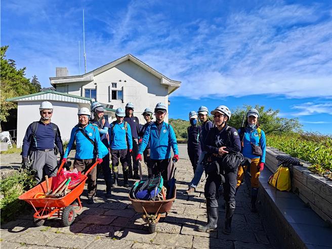 太管處步道志工攜帶手作工具，出發上工。（太管處提供／王志偉花蓮傳真）