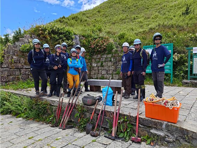 太管處步道志工攜帶手作工具，出發上工。（太管處提供／王志偉花蓮傳真）