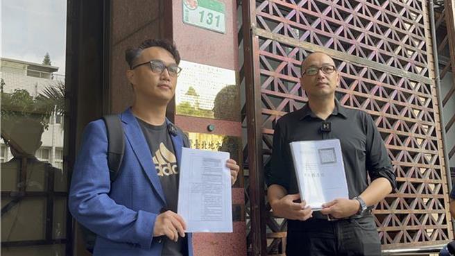 媒體人毛嘉慶、國民黨前文傳會副主委練鴻慶，今（23）日上午赴台北地檢署告發總統賴清德、國土管理署長吳欣修涉犯圖利罪嫌。（圖賴佩璇攝）