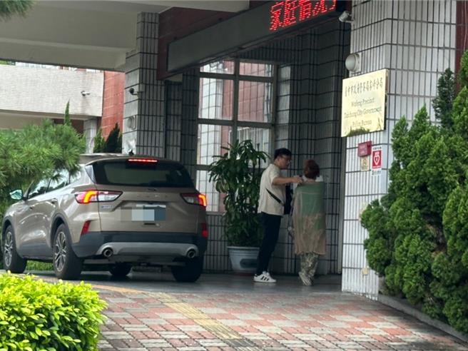 台中市霧峰區自強路民宅23日一早7時許傳出1死2傷糾紛，鄭姓與高姓男子疑似替李姓女子向前男友、洪姓男子討債，反遭洪持刀攻擊造成高傷重身亡，李女被警方依關係人帶回說明。（民眾提供／潘虹恩台中傳真）