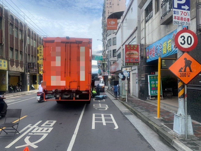 老翁違規穿越馬路，還走進大貨車視線死角，遭剛起步的大貨車撞擊骨折送醫。（翻攝畫面）