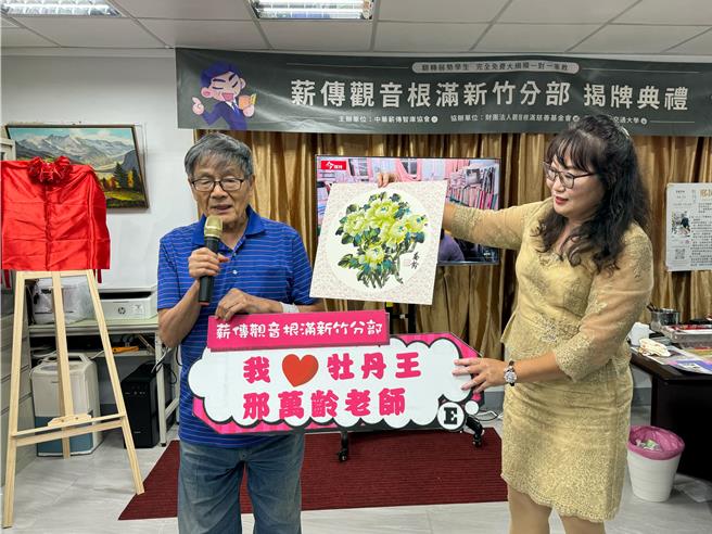 「薪传二手书店─薪传观音根满新竹分部」，23日在新竹市东门街正式揭牌运作。（陈育贤摄）