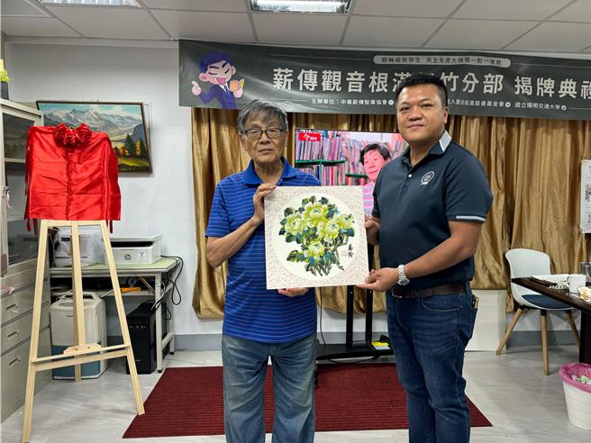 薪传观音根满新竹分部今天下午揭牌，现场邀请素有牡丹王之称的画家邢万龄（左）到场展演画艺与义卖，获在场人士热烈响应。（陈育贤摄）