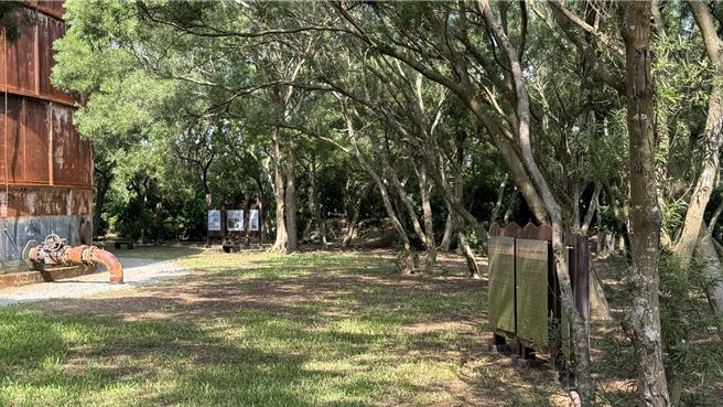 清水大杨油库导览介绍牌仅设置在栏杆内，扑空游客连文字说明也看不到。（陈淑娥摄）