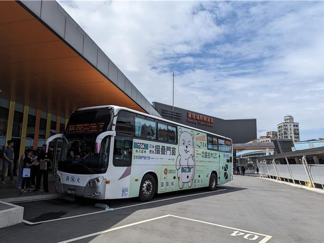 基隆市转运站爆发营业厂商积欠薪资，基隆市长谢国梁表示将积极介入关心通勤族权益。（张志康摄）