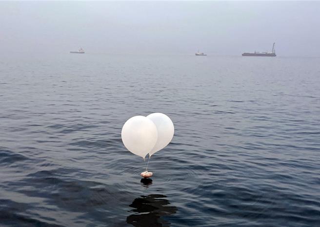 韓國軍方23日稱，北韓不斷對韓空投「垃圾氣球」，若該行為對國民安全構成嚴重危害或觸犯底線，韓軍將果斷採取軍事措施予以應對。（路透社）