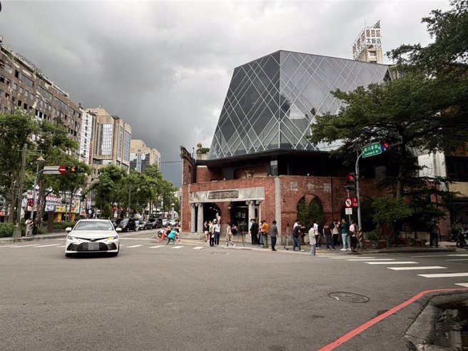 台中市中區中山路近綠川西街路口22日晚間發生公車撞死行人車禍，立委羅廷瑋23日下午邀交通局到肇事現場會勘，了解相關道路設計是否有改善空間。（馮惠宜攝）