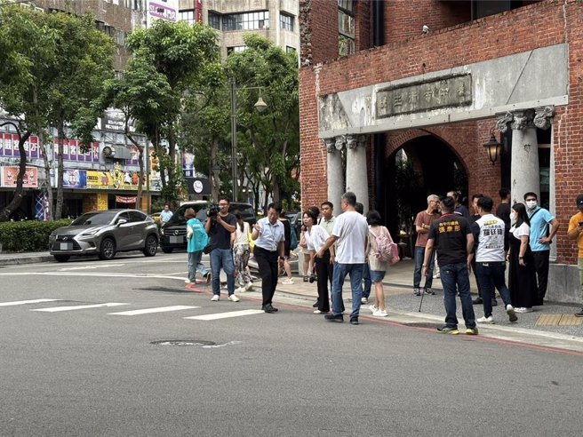 台中市中區中山路近綠川西街路口22日晚間發生公車撞死行人車禍，立委羅廷瑋23日下午邀交通局到肇事現場會勘，了解相關道路設計是否有改善空間。（馮惠宜攝）