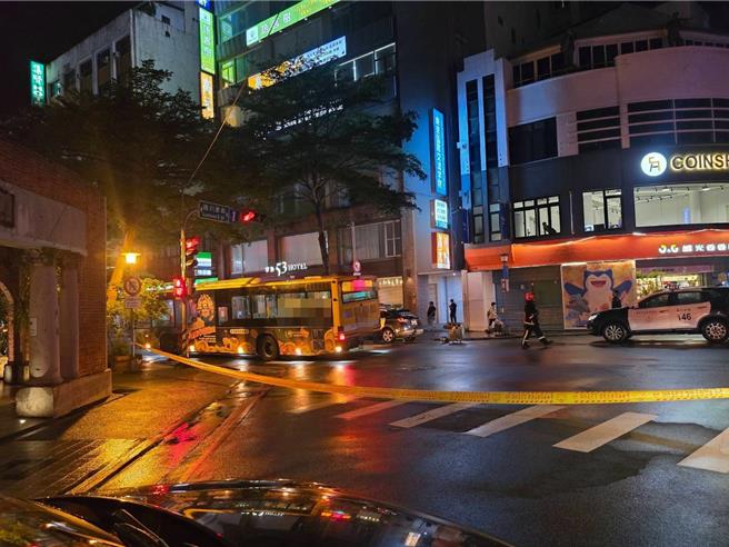 台中市中區中山路近綠川西街路口22日晚間發生公車撞死行人車禍。（民眾提供／馮惠宜台中傳真）
