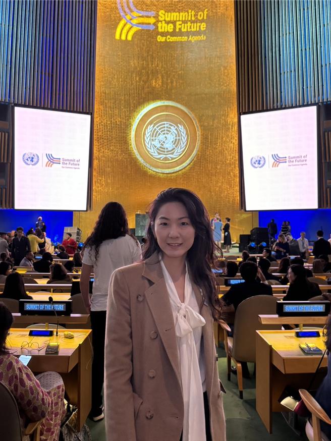 第79届联合国大会（UNGA）高级别会议周及未来行动高峰会9月起如火如荼展开，来自高雄的台湾大学PMBA研究生薛宇静以SDG青年行动者及ASIA SDG Action NGO倡议者的身分，受邀参加此次盛会。（薛宇静提供）