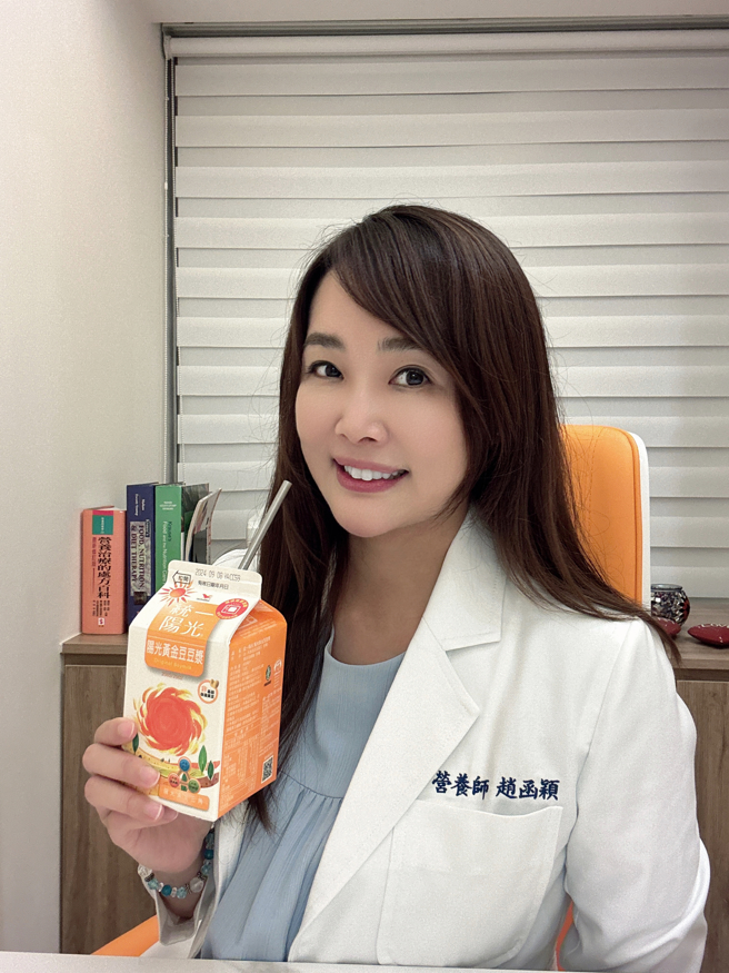 营养师赵函颖推荐在超商就能取得的「统一阳光阳光黄金豆豆浆」，植物性蛋白质容易吸收，是既方便又营养的蛋白质选择。(图/赵函颖提供)