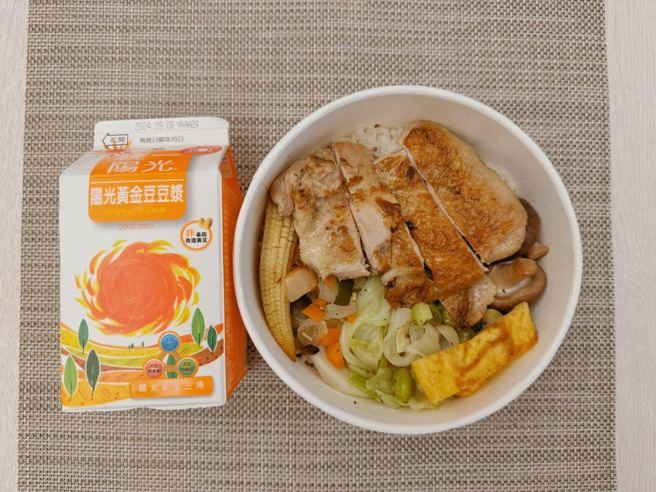 均衡的饮食，搭配拥有优质蛋白质的「统一阳光阳光黄金豆豆浆」，一瓶在手，轻松补足一天所需的能量与蛋白质。(图/赵函颖提供)