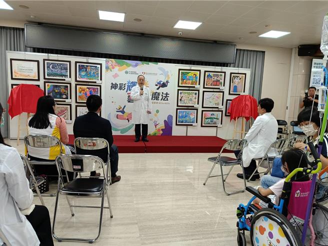 「神彩辉阳，艺起有魔法」巡迴画展在彰基医学中心一楼大厅展出，今（23）日开幕，吸引亲子参观。（叶静美摄）