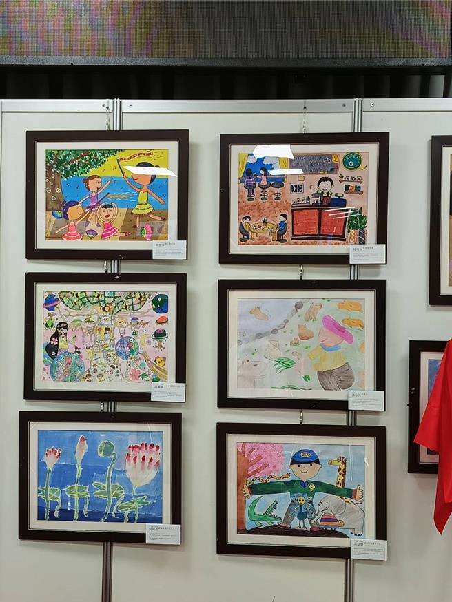 「神彩辉阳，艺起有魔法」巡迴画展挑选17组画作展出，年厎将印制成小阳光画作桌历，供各界认购。（叶静美摄）