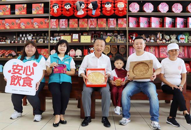 嘉义县今年推动「尚夯ㄟ饼龙抵嘉」烘焙食品升级辅导，嘉义县长翁章梁今(23日)偕卫生局长赵纹华前往玉香礼饼舖视察成效。（吕妍庭摄）