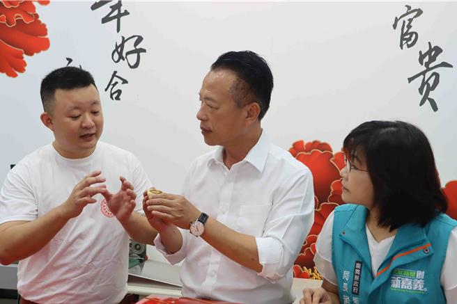 嘉义县长翁章梁今(23日)偕卫生局长赵纹华前往六脚乡玉香礼饼舖，与店家互动。（吕妍庭摄）