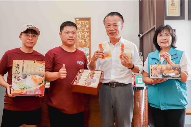 嘉义县长翁章梁今(23日)偕卫生局长赵纹华前往六脚乡老福仔蒜头饼，与店家互动。（嘉义县政府提供／吕妍庭嘉义传真）