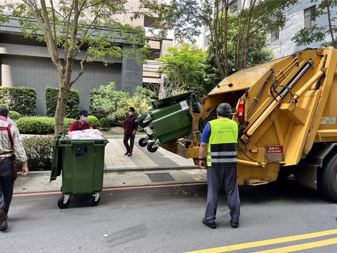 桃园市环保局自去年起迄今年于各社区新增子母垃圾车，约增加115处定点。（桃园市环保局提供）