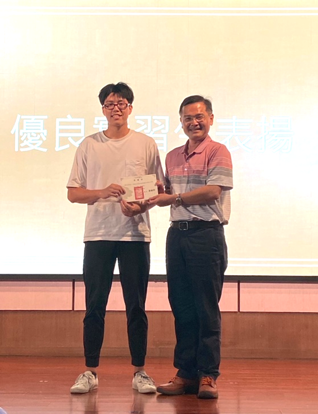 义守大学物治系欧阳宣仁(左)，荣获今年物治师国考第一名。(照片/义守大学提供)