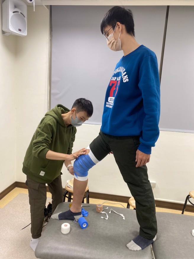 物治系张孝慎(左)，获今年物治师国考第三名。(照片/义守大学提供)