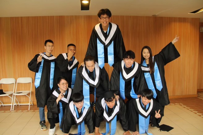 物治系欧阳宣仁(中)、张孝慎(左1)，感谢义守大学的栽培，为未来的职场就业奠定重要的基础和养分。(照片/义守大学提供)。