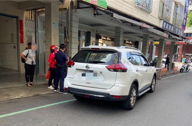 酒駕陳男發現自小客內，副駕駛座是前女友，而駕駛正是前女友新歡，他氣不過一路尾隨，甚至開副駕駛車門挑釁，直到整輛車撞上路邊攤，警方獲報到場依法將陳男移送偵辦。（民眾提供／紀爰高雄傳真）