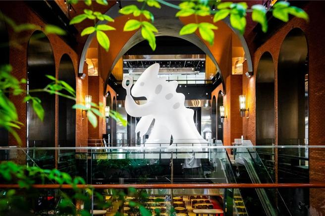 位於裕隆城的誠品生活新店邀請台灣藝術家陳普聯手打造10米高全新藝術創作「好奇咖咪CA ME」。圖／業者提供