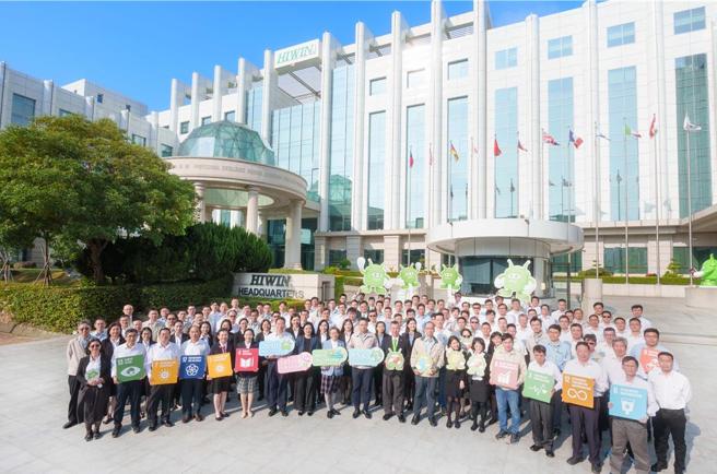 上银科技董事长卓文恒(左七)率领经营团队，持续推动ESG等活动。图／上银科技提供