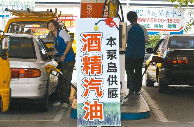 加油站油氣洩漏至大氣將產生臭氧，為了避免此問題，環境部23日預告「加油站油氣回收設施管理辦法」修正草案，新增納管加油站油氣回收設施，以避免油氣洩漏，並加嚴油槍回收油氣功能檢測頻率。（本報資料照片）