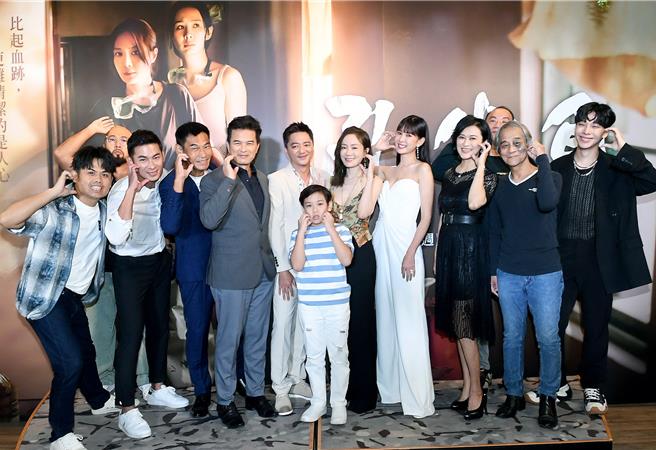 张再兴（左起）、美丽本人、亮哲、夏靖庭、李兴文、蓝苇华、叶咏恒、尹馨、安心亚、章家瑄、王自强、蔡明修等人23日出席《孔雀鱼》首映会。（华视提供）