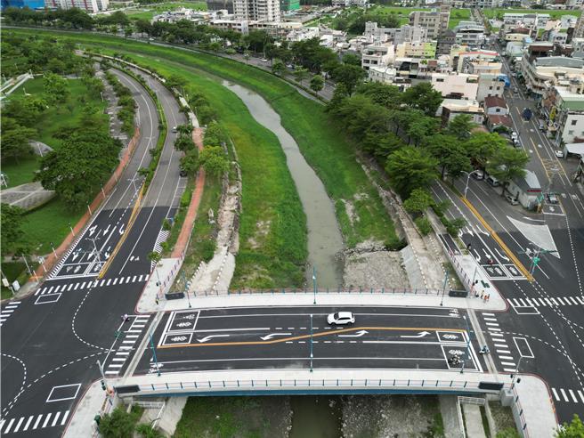 鄰近岡山新行政中心的筧橋原僅為供機車與行人通行的小型橋梁，高雄市府去年進場進行拓寬重建，已於日前完工開放汽車通行。（高雄市工務局提供／任義宇高雄傳真）