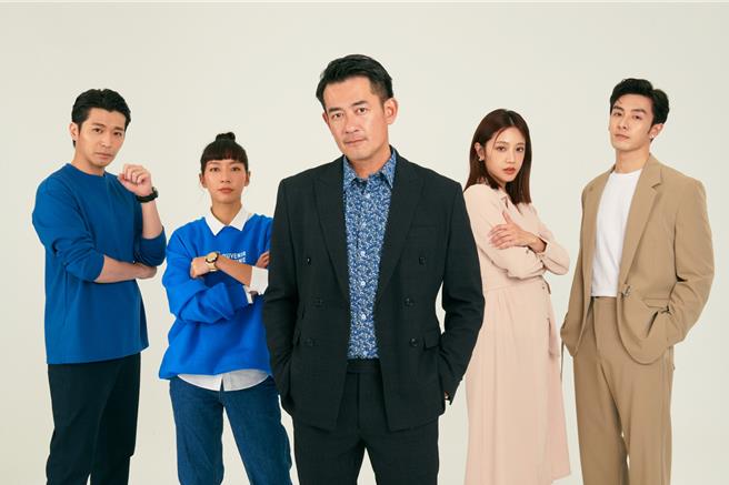 《女儿大人加个赖》柯叔元与侯彦西、陈妤、黄薇渟、管麟等拍完戏感情如同一家人。（中视提供）