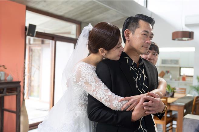 《女儿大人加个赖》中的柯叔元与黄薇渟、陈妤父女情深。（中视提供）