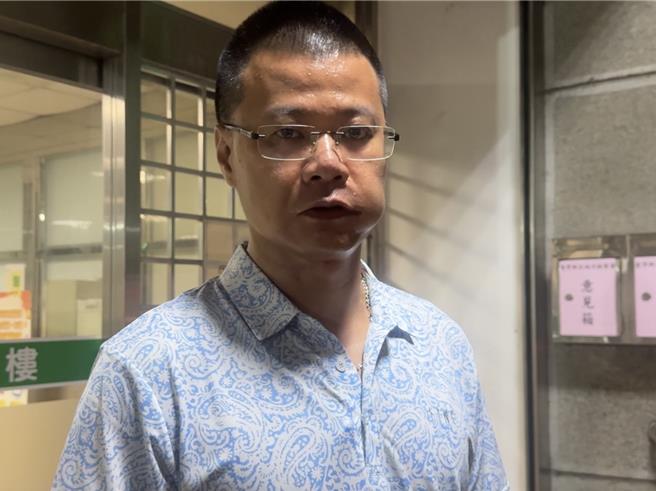 43岁陈姓男子疑因不满健身房成吉思汗的老板「馆长」陈之汉2年前在直播中公开其个资，今（23）日持球棒砸毁成吉思汗林口馆大门后又倒车衝撞店门，复讯后检方以《刑法》恐吓罪谕知3万元交保。（柯毓庭摄）