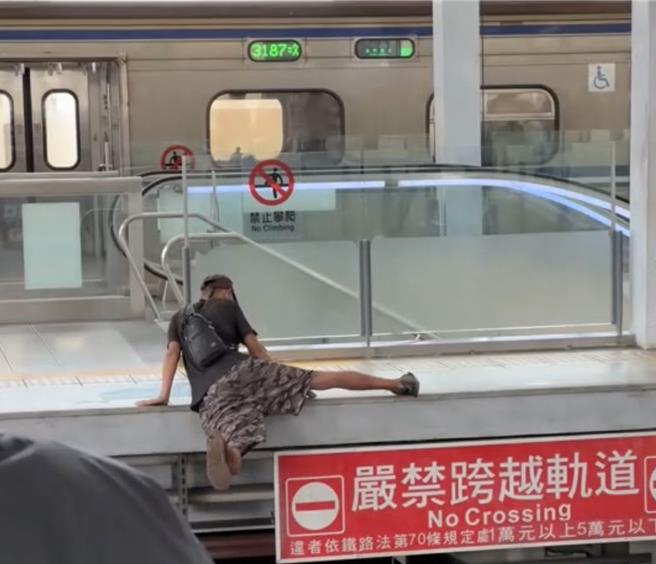 台铁台中站22日上午有乘客疑似走错月台，为搭乘对面月台的区间车，竟直接跳下月台穿越轨道再爬上对面月台。（民眾提供／冯惠宜台中传真）