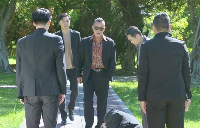 龙天翔（中）加入《爱的荣耀》演出。（民视提供）