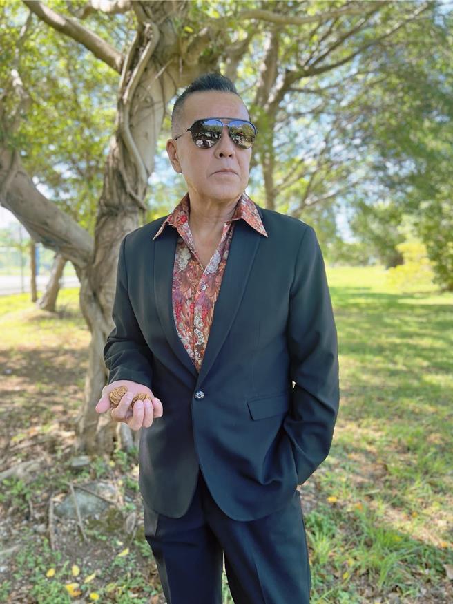 龙天翔透露墨镜是他帅赢高捷的必杀武器。（民视提供）