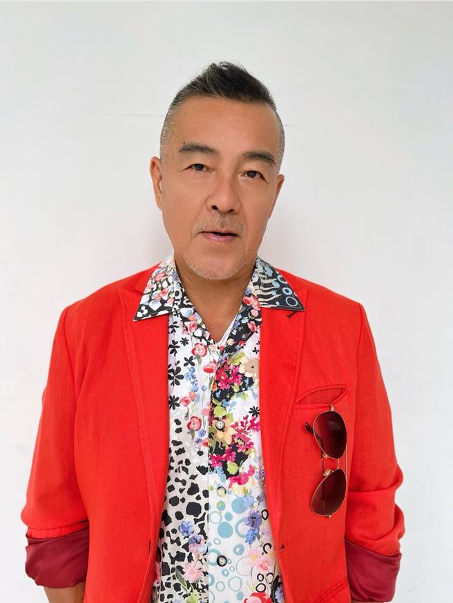 龙天翔定装穿大红色西装。（民视提供）