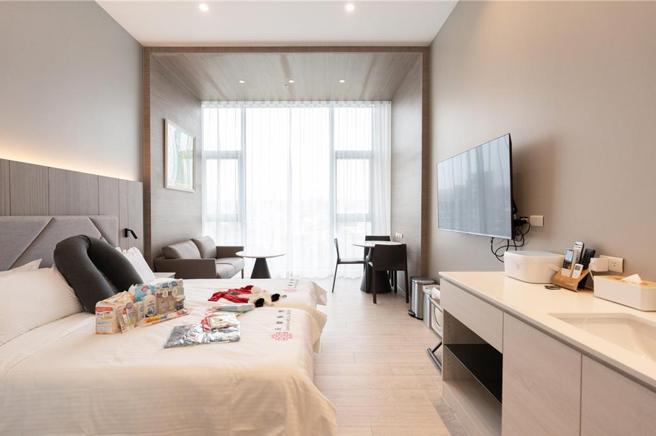 禾馨台中产后护理之家，景观房拥有大片落地窗，配备近乎饭店水准，期望打造产妇能充分放松休息的舒适环境。图／禾馨医疗提供