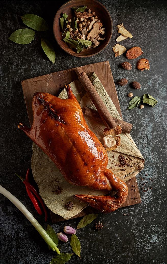 参赛者须以美福经营之餐厅为创作主题，图为潮粤坊的明炉香烤片皮鸭三吃。（美福大饭店提供）