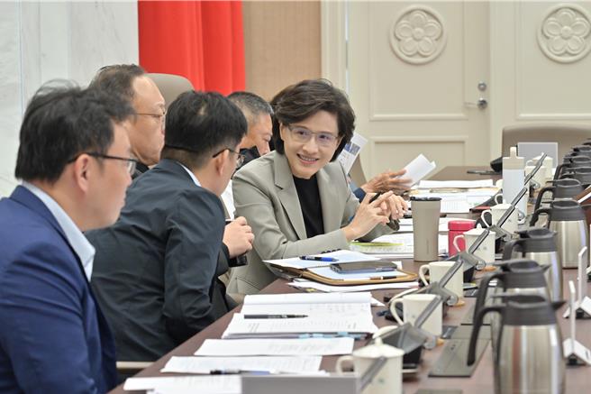 行政院今舉行「體育暨運動發展部」諮詢小組第3次會議，行政院副院長鄭麗君指出，政府應建立運動外交網絡，積極鼓勵我國體育運動人才及團體參與國際組織，同時爭取國際賽事在台舉辦，推動具有台灣品牌特色的國際賽事。（行政院提供）