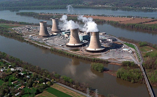 三哩岛电厂位在萨斯奎汉纳河中，有2座反应炉，2号机曾发生炉心部分熔毁。(图/WNN)