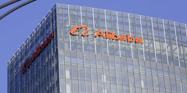 大陸AI大模型進入降價潮，阿里巴巴旗下阿里雲的「三款通義」千問主力大模型近日再次降價。圖／中新社