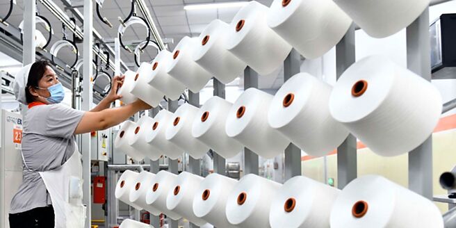 大陸產能供過於求及歐美仍有通膨降緩需求影響，紡纖廠下半年雖然進入旺季，但本業仍面臨營運壓力。圖為大陸紡纖廠作業畫面。圖／新華社